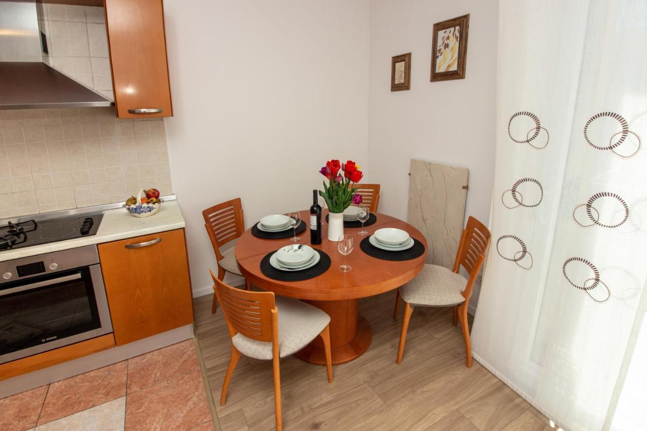 Bura2 , With Private Parking In The Garage Appartement