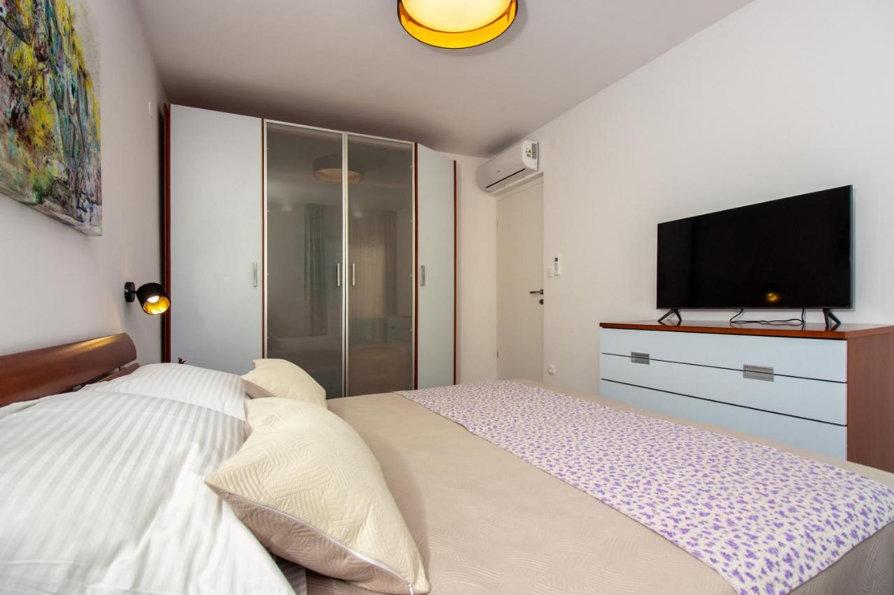 Bura2 , With Private Parking In The Garage Appartement
